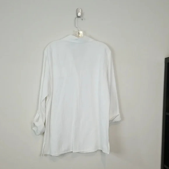 CHICO'S Textured White V-Neck Roll Tab Blouse with Pocket - Picture 5 of 13